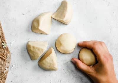 Formați 6 bile din părți egale de aluat