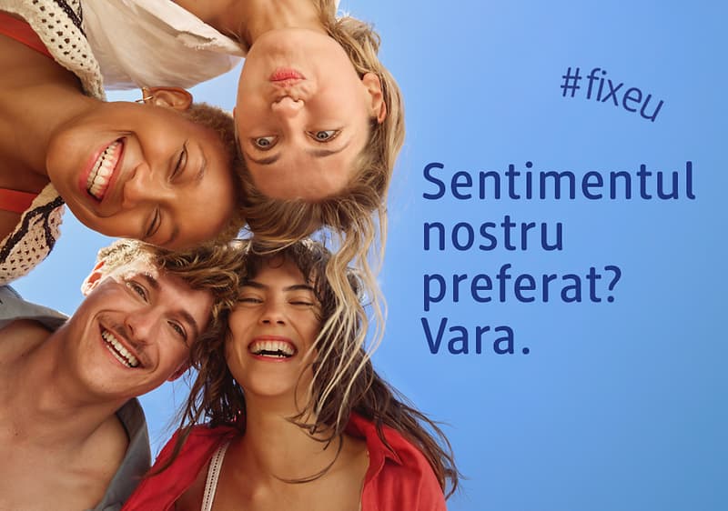 Trei persoane zâmbitoare privind camera pe cer albastru cu text Sentimentul nostru preferat? Vara
