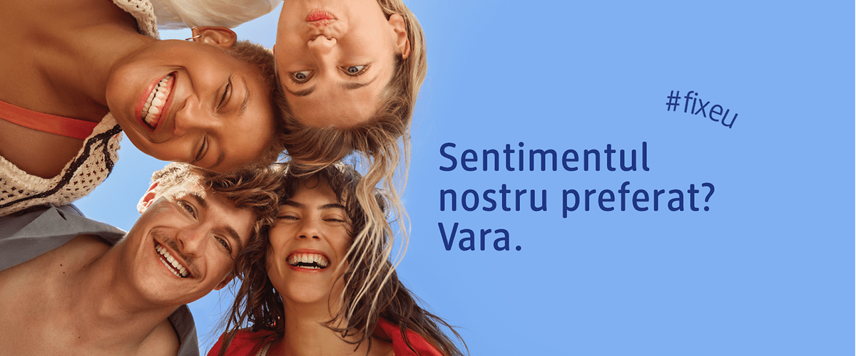 Trei persoane zâmbitoare privind camera pe cer albastru cu text Sentimentul nostru preferat? Vara