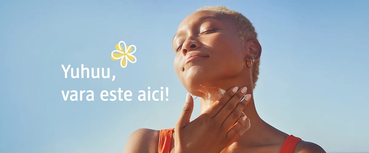 Persoană aplicând cremă pe față cu text Uhuu, vara este aici și floare. Rezultat: Vară cu persoană aplicând cremă și text vesel