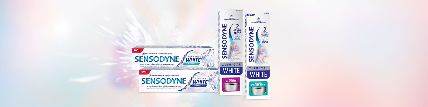 Patru cutii de pastă de dinți Sensodyne pe un fundal deschis, două orizontale la stânga cu eticheta albastră „SENSODYNE” și inscripția „ADVANCED WHITE DEEP CLEAN”, iar două verticale la dreapta cu partea inferioară colorată — una mov „STAIN PROTECTOR” și una bleu „ENAMEL STRENGTHENING”, toate cu mențiunea „CLINICAL WHITE” și elemente grafice argintii irizate