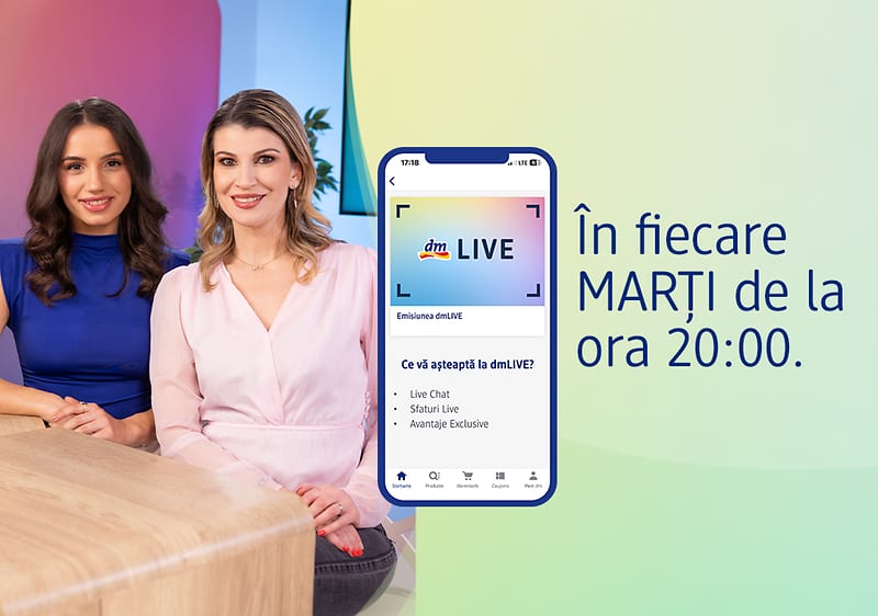 Două femei lângă un telefon cu detalii despre emisiunea dmLIVE.