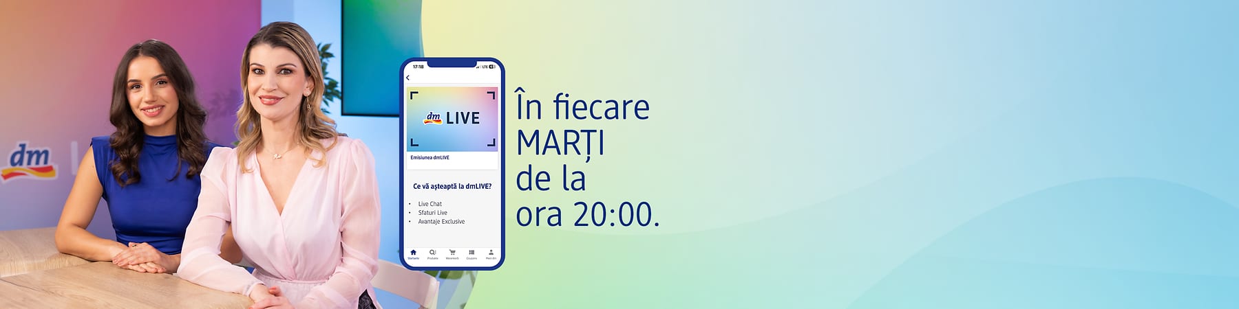 Două femei lângă un telefon cu detalii despre emisiunea dmLIVE.