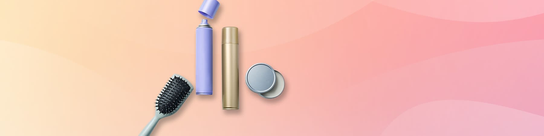 Produse de îngrijire păr: perie, spray și recipient pe fundal roz