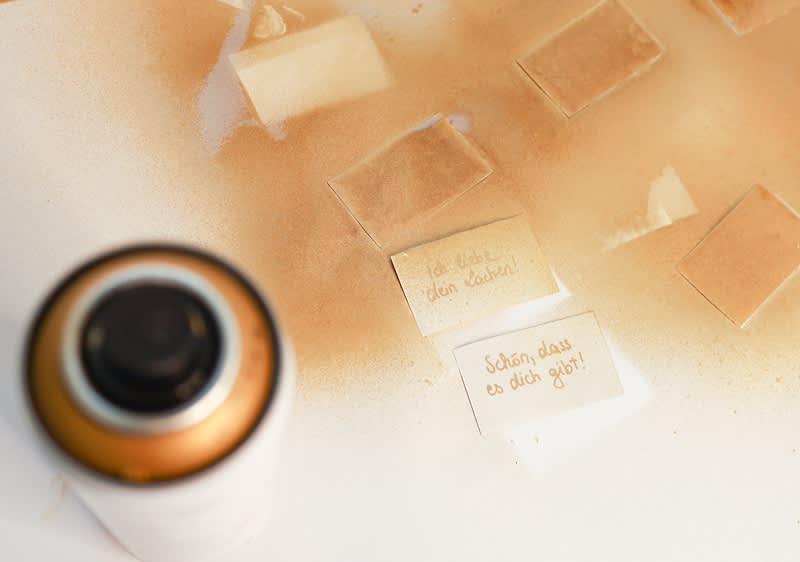 Lackdose, besprühte Zettelchen