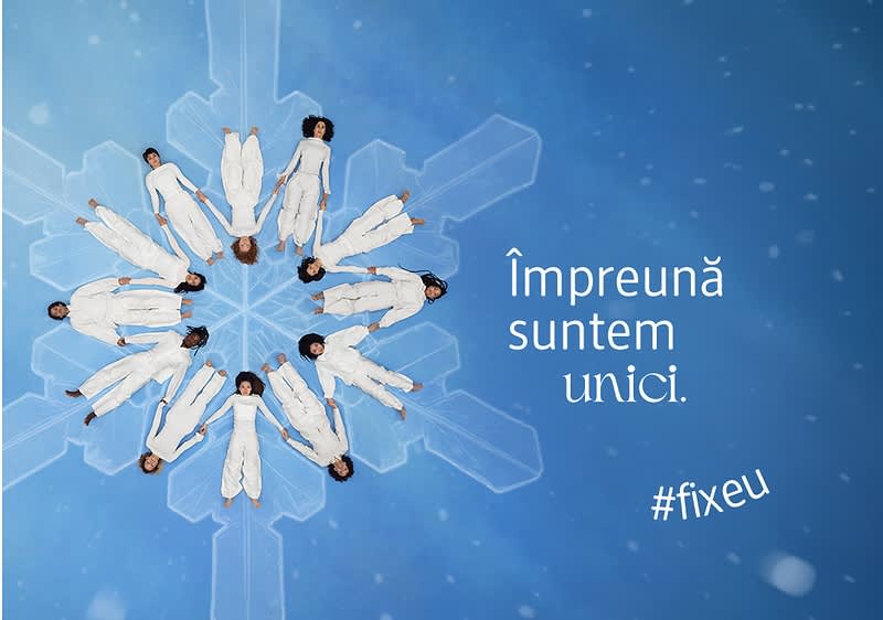 Oameni în alb formând un fulg de zăpadă pe fundal albastru cu text Împreună suntem unici