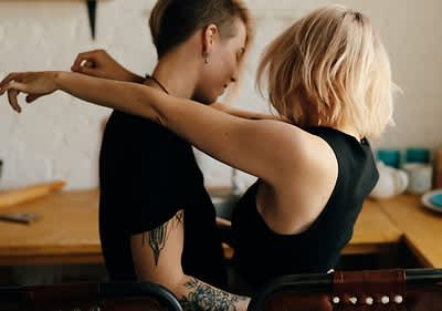 Junges Paar beim Tanzen zu romantischer Musik