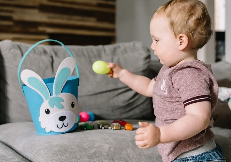 Baby mit Osternest