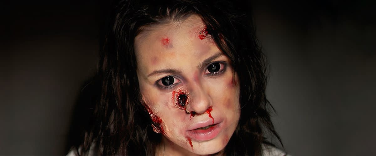 Frau mit Zombie Make-up