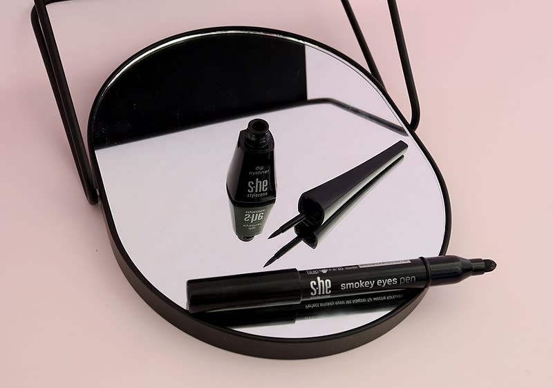 Schritt 2 & 3 Eyeliner auftragen und präzise in Form eines Wings auslaufen lassen