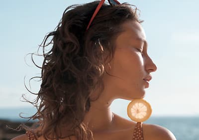 Frau, die sich Vitamin C auf Gesicht aufträgt