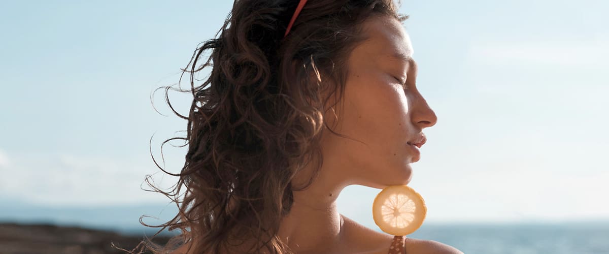 Frau, die sich Vitamin C auf Gesicht aufträgt