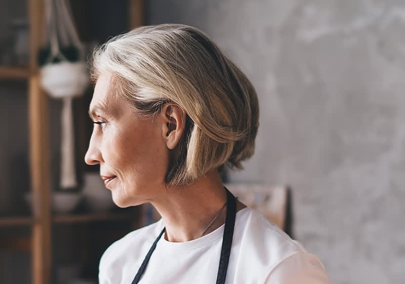 Frau bei Gesichtsbehandlung