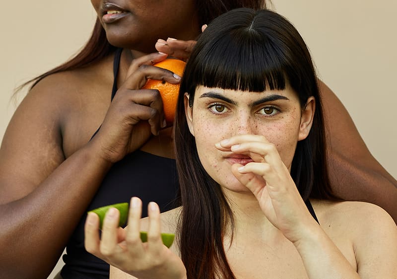 Zwei Frauen essen Obst