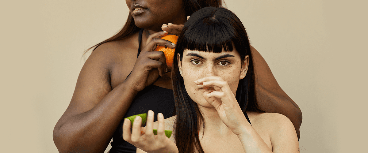 Zwei Frauen essen Obst