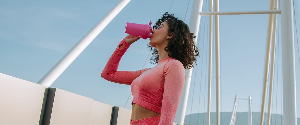 Frau trinkt einen Proteinshake