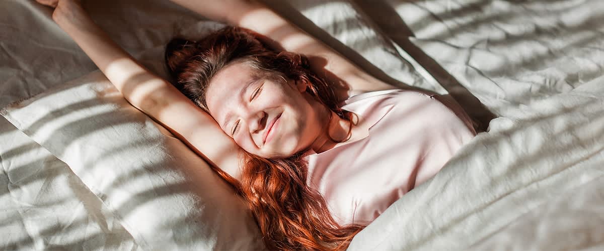 Drei Frauen liegen schlafend auf einer Wiese