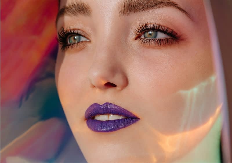 Frau mit lila Lippenstift