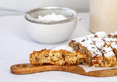 Christstollen auf Brett serviert mit Puderzucker