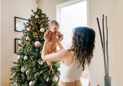 Mutter und Kind unter dem Tannenbaum.