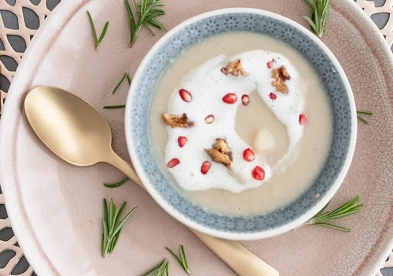 Karfiolcremesuppe mit Tahin und karamellisierten Walnüssen