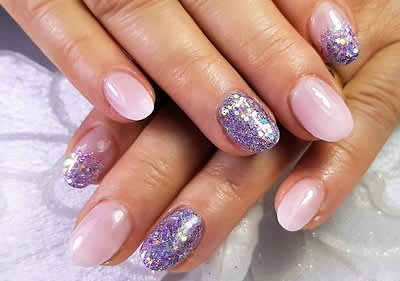 lila Glitzernägel
