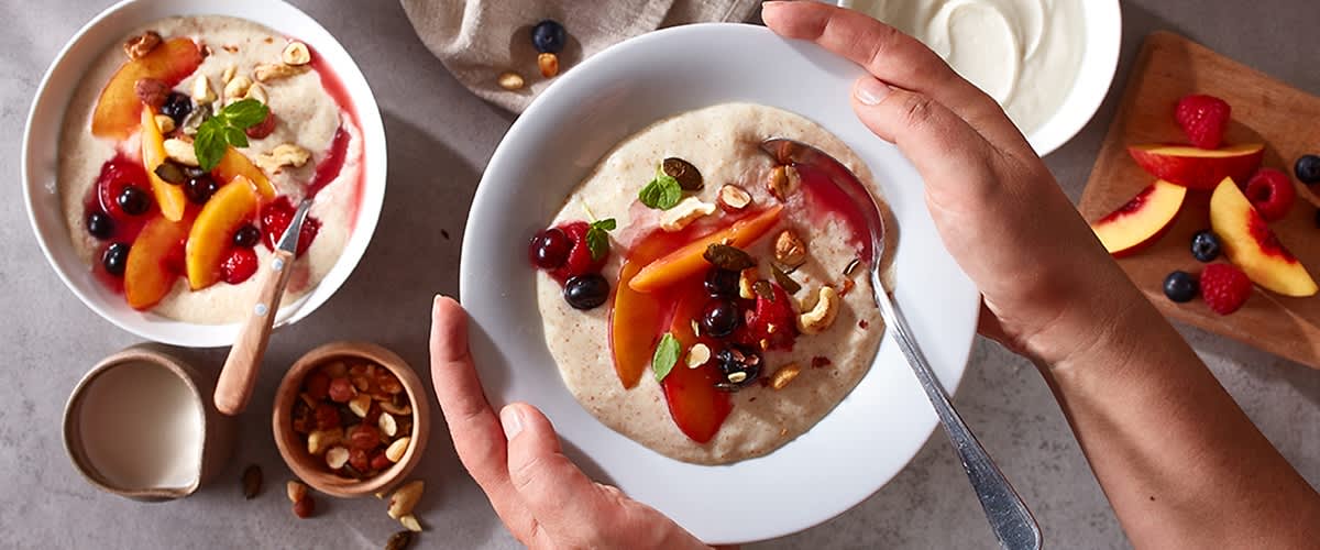Grießpudding mit warmen Früchten und Nüssen