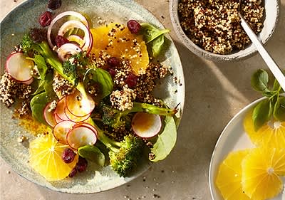 Fruchtiger Quinoa-Gemüsesalat mit Curry-Leinöldressing
