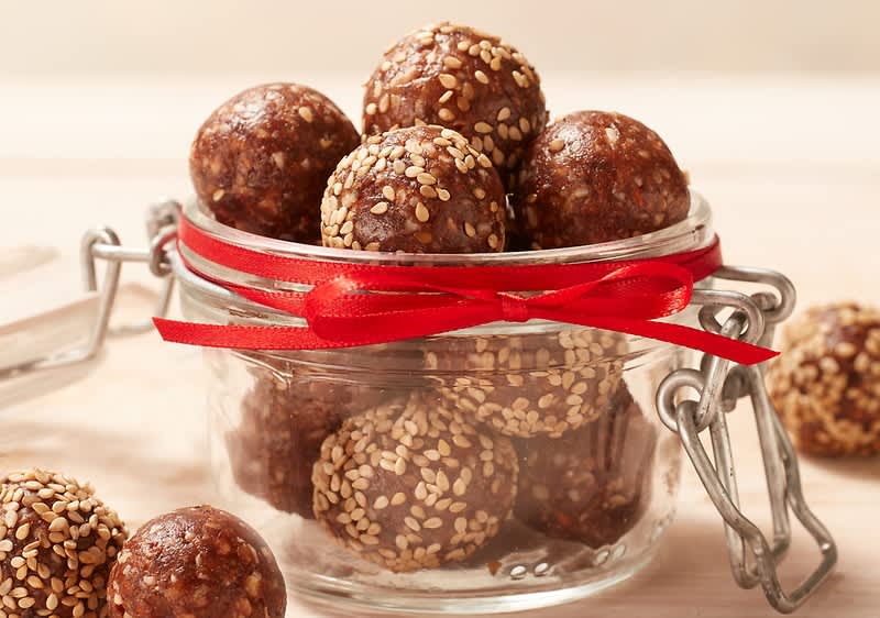 Vegane Energy-Balls mit Dattel und Sesam