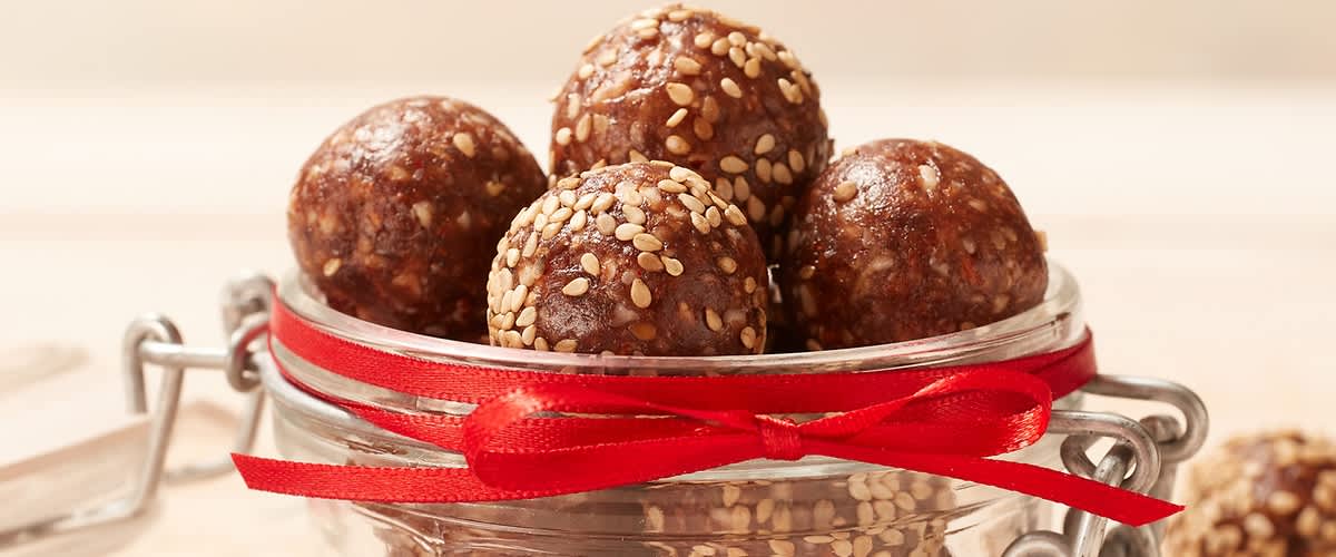 Vegane Energy-Balls mit Dattel und Sesam