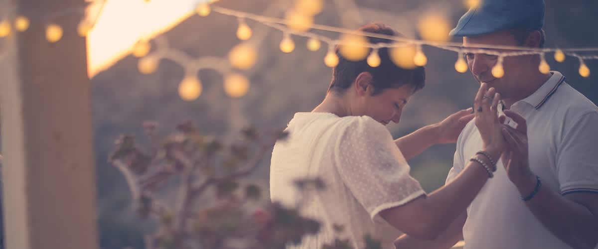 Älteres Paar tanzt gemeinsam auf der Terrasse