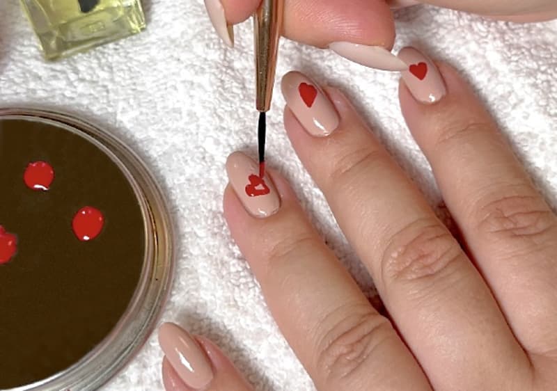 Nail-Art Pen: Herzen aufmalen