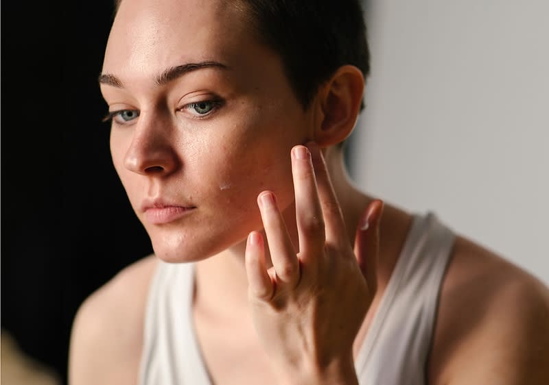 Frau pflegt ihr Gesicht mit Aloe Vera