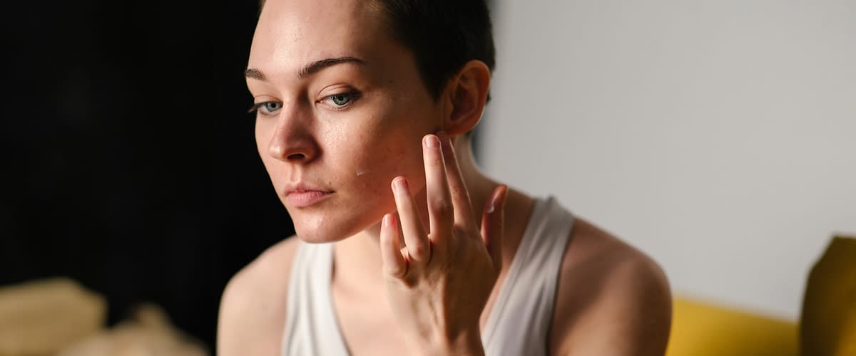 Frau pflegt ihr Gesicht mit Aloe Vera