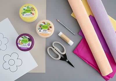 Papiere, Schere, Klebe und leere Cremedosen
