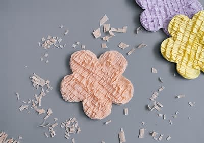 Blumen mit Fransenpapier beklebt