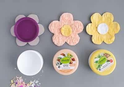 Dosen mit Papierblumen