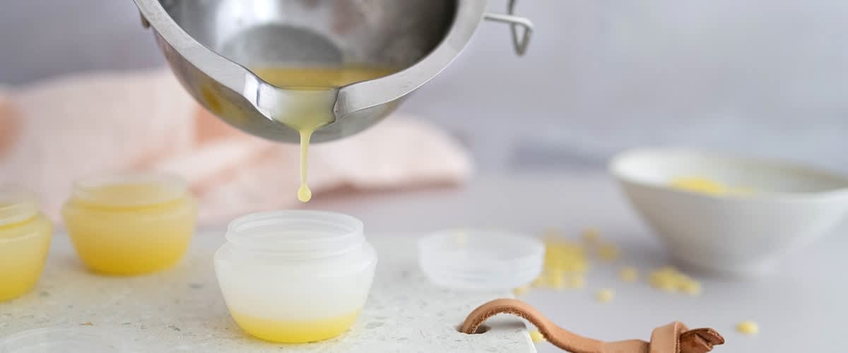 Flüssige Creme in Dosen