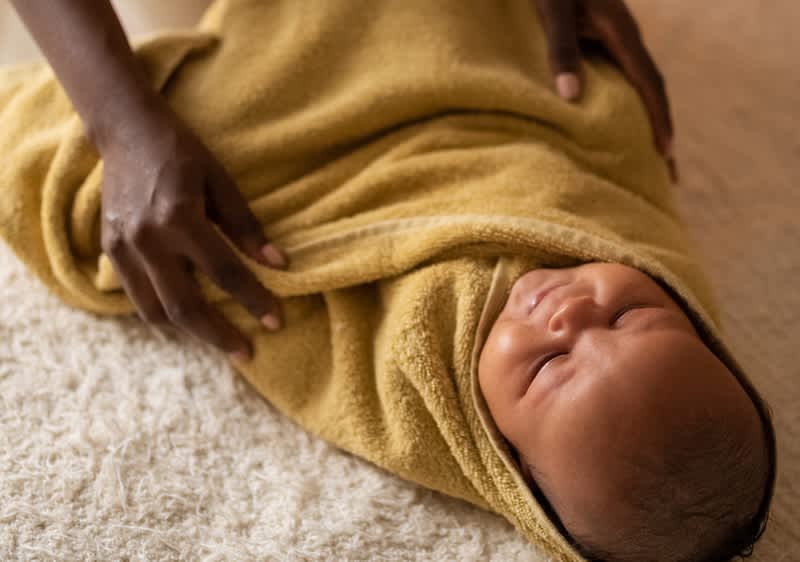 Baby ist in warme Decke eingewickelt