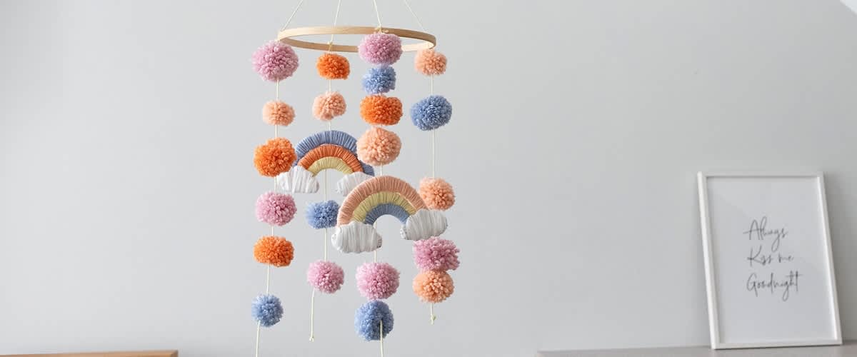 Buntes Baby-Mobile mit Quasten und Regenbögen