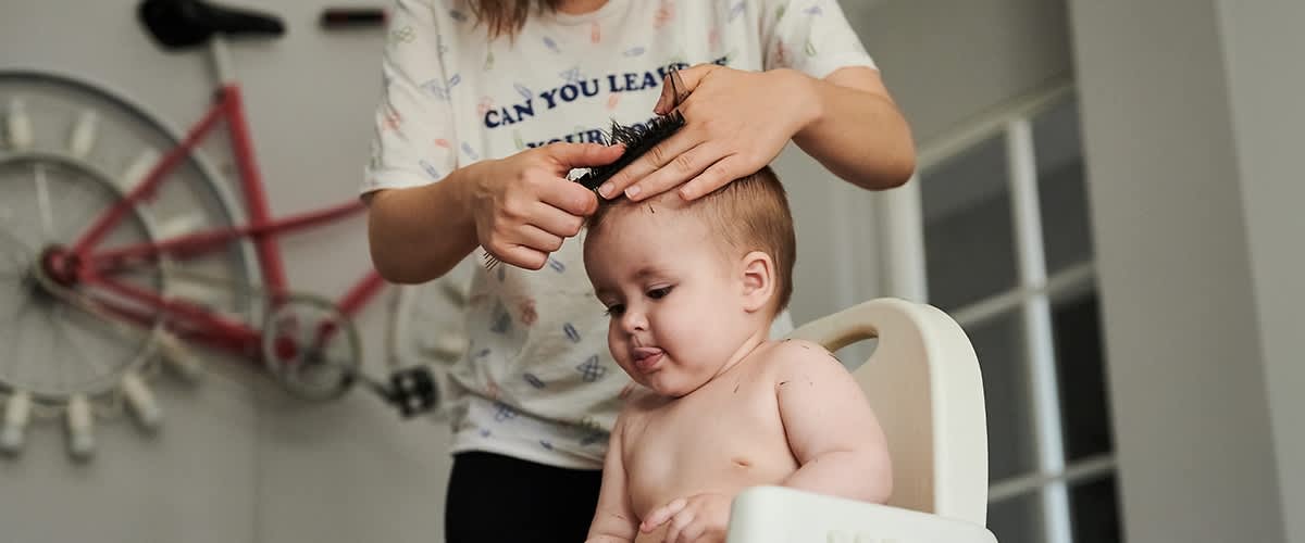 Einem Kleinkind werden die Haare geschnitten