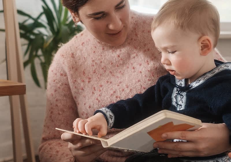 Kind bekommt Buch vorgelesen
