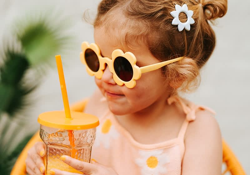 Kleinkind mit Sonnenbrille