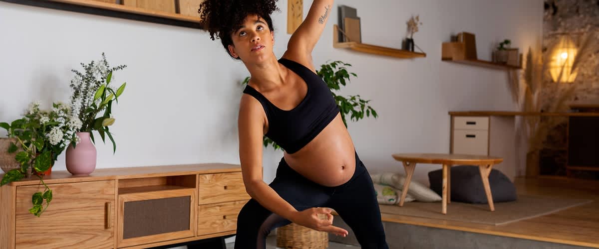 Schwangere Frau beim Yoga