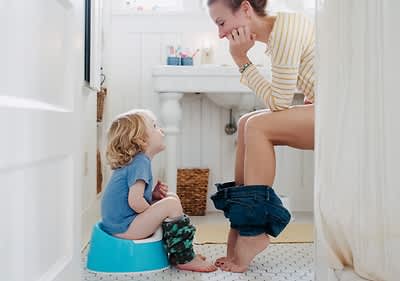Kind sitzt am Töpfchen