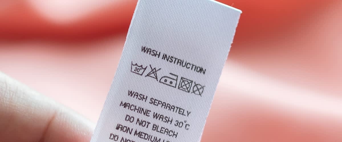 Etichetă cu instrucțiuni de spălare pentru haine