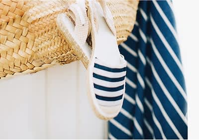 Espadrile cu dungi alb-negru și pălărie de paie