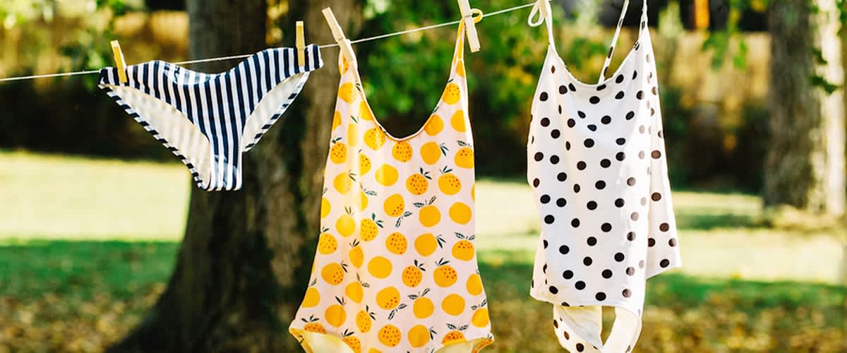 Costume de baie colorate atârnate pe sfoară în grădină