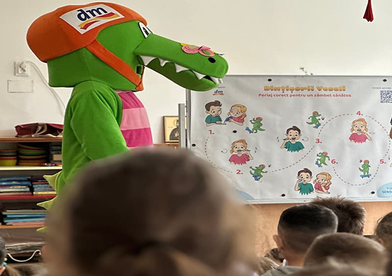 Mascotă crocodil la prezentare educativă pentru copii
