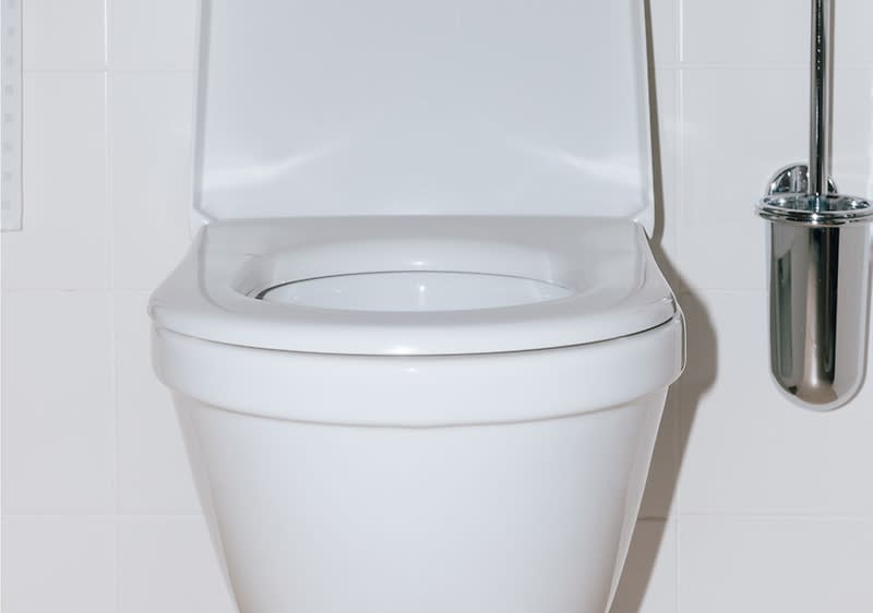 Toaletă albă montată pe perete